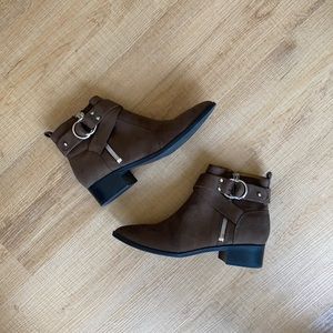 Nine West brown ankle booties size 9 🤎 EUC!